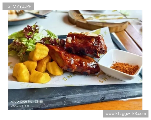 不同风格色碟的搭配技巧，营造出温馨或高雅的用餐氛围